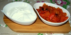 Yogur griego y salsa de tomate